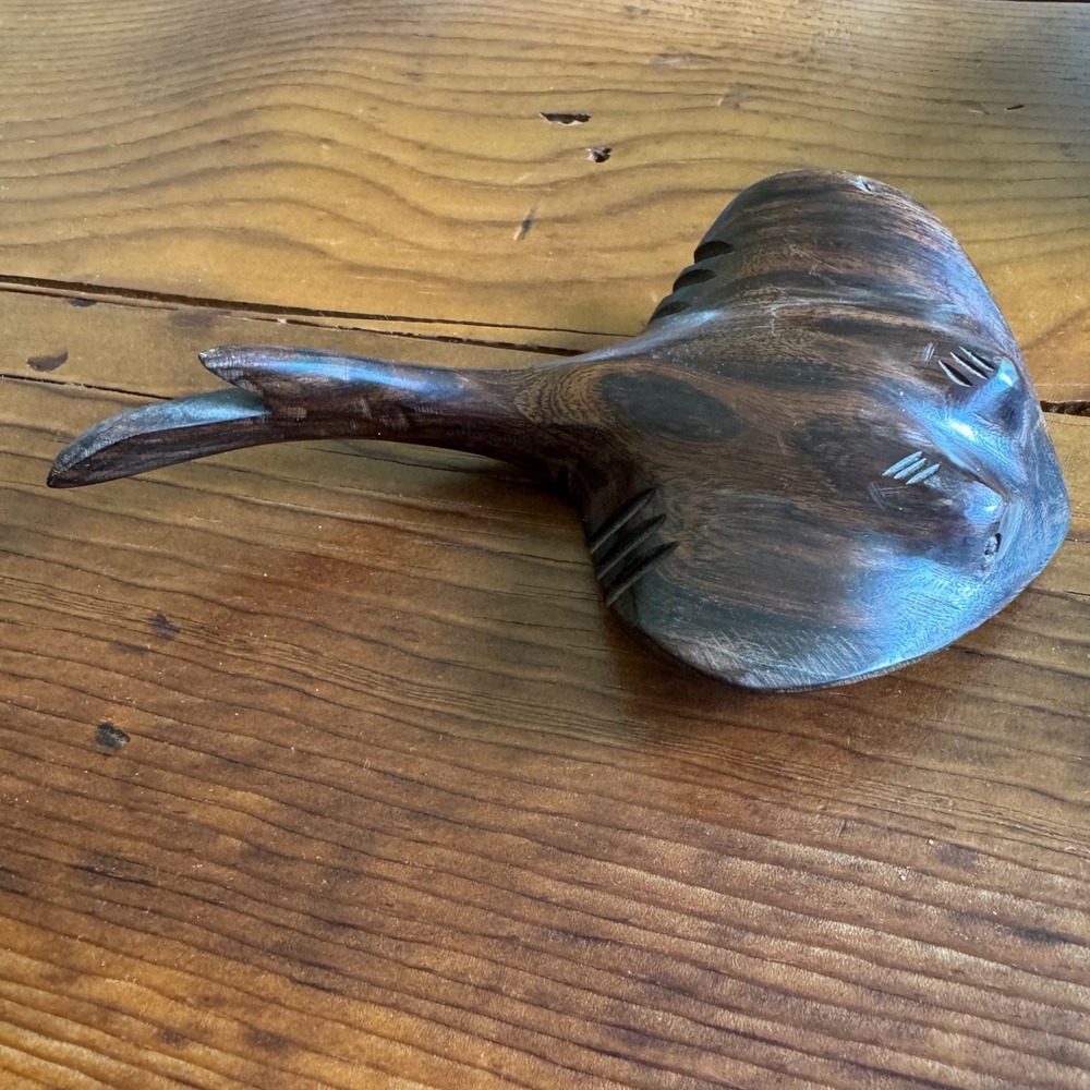Hand Carved Ironwood Stingray Sculpture Nautical Manta Ray Figurine Wood Art 6in - Picture 2 of 4
